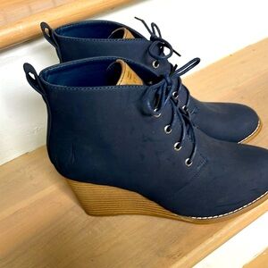 Never worn Nautica brand Women’s navy wedge tie booties
